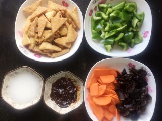 10、家常豆腐,所有的食材都准备好了，接下来开始煸炒。