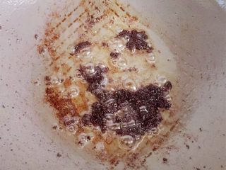 11、家常豆腐,用刚刚煎豆腐的余油，倒入豆瓣酱炒出香味