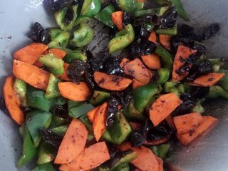 12、家常豆腐,然后倒入胡萝卜片、青椒和黑木耳略炒