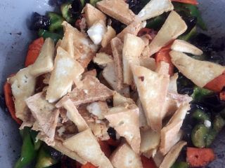 13、家常豆腐,倒入煎好的豆腐