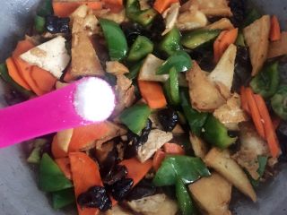 14、家常豆腐,加入适量盐