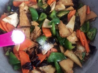 15、家常豆腐,加入一小勺白糖，翻炒均匀