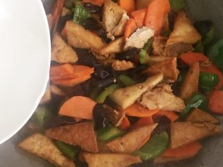 16、家常豆腐,再加入少许清水煮3分钟左右帮助入味。