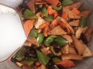 17、家常豆腐,倒入水淀粉勾芡