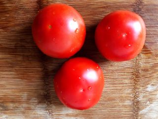 1、番茄金针菇豆腐汤,1.准备新鲜番茄3个，最好是挑选稍微成熟一点的，这样才能保持番茄的酸甜