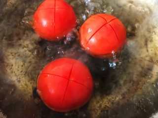 3、番茄金针菇豆腐汤,3.放入开水中，汆烫1分钟左右