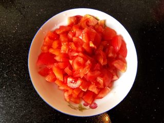 4、番茄金针菇豆腐汤,4.番茄去皮，切丁备用