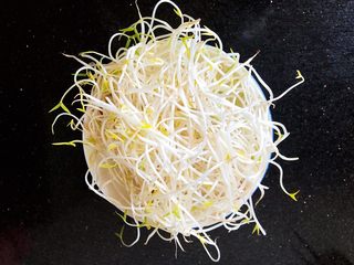 7、番茄金针菇豆腐汤,7.豆芽选择绿豆芽