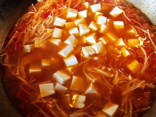 12、番茄金针菇豆腐汤,12.加入豆腐，煮5分钟左右