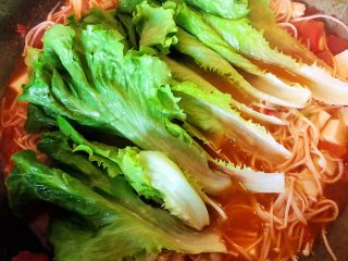 13、番茄金针菇豆腐汤,13.最后加入生菜