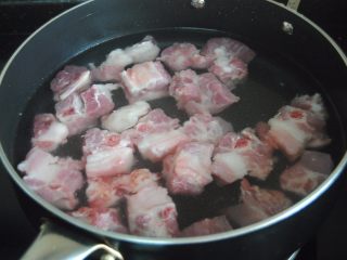 3、香菇莲藕炖排骨,排骨洗净砍断