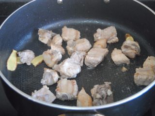 7、香菇莲藕炖排骨,爆香姜片后倒入排骨翻炒，加入料酒