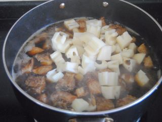 10、香菇莲藕炖排骨,加入莲藕拌匀