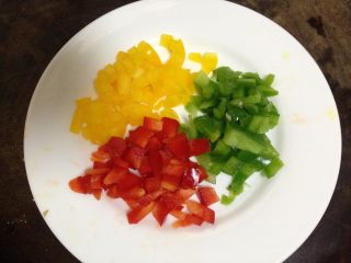 1、鱼香脆皮豆腐,青、红、黄椒切丁