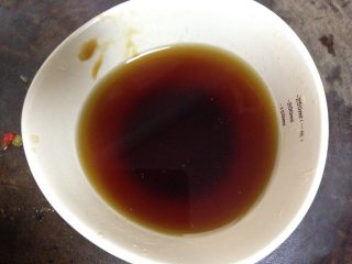 2、鱼香脆皮豆腐,碗中加白糖、米醋、生抽、蚝油加水调成碗汁备用