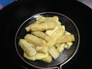 3、鱼香脆皮豆腐,炸至表面定型即可捞出