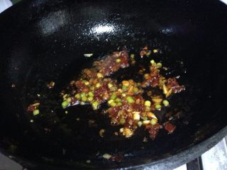 4、鱼香脆皮豆腐,加入葱、蒜碎炒出香味