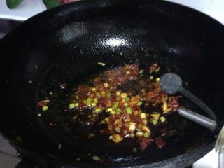 5、鱼香脆皮豆腐,烹入料酒去除豆腥味