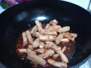 7、鱼香脆皮豆腐,迅速倒入炸好的豆腐翻匀即可出锅