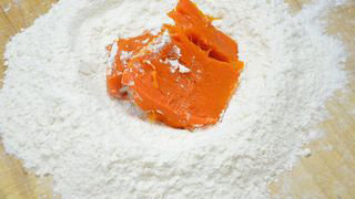 2、小兔包子,面粉50克加少量的南瓜泥和酵母揉成面团待用