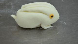 9、小兔包子,用南瓜泥面团和黑芝麻做小兔的眼睛