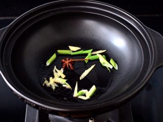 5、墨鱼丸子冬瓜木耳煲,砂锅里倒入花生油烧热，放入八角小火慢慢炸出香味，爆香葱姜丝。