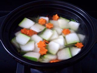 7、墨鱼丸子冬瓜木耳煲,锅中倒入适量的清水，大火煮沸后。