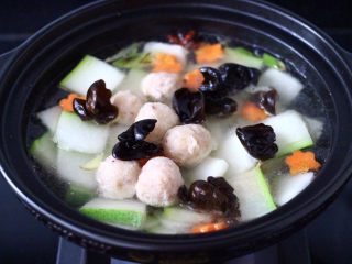 9、墨鱼丸子冬瓜木耳煲,再放入泡发好的木耳。