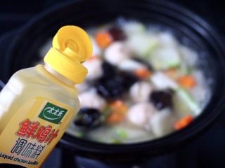 12、墨鱼丸子冬瓜木耳煲,看见锅中汤汁浓稠时，加入鲜鸡汁。