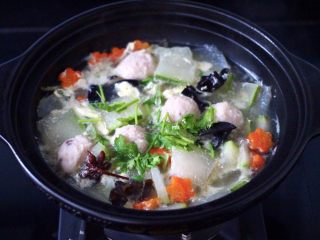 14、墨鱼丸子冬瓜木耳煲,看见鸡蛋液凝固成蛋花片状，冬瓜变成透明的时候，撒上香菜段即可。