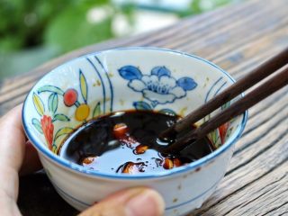 2、猪排饭,调碗汁：生抽，老抽，料酒，白糖，盐，姜片和淀粉。然后搅拌均匀