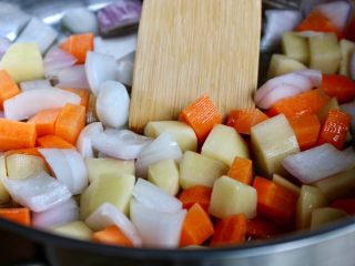 15、猪排饭,取炸猪排的油，翻炒蔬菜