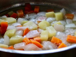 17、猪排饭,再倒入少许清水，炖至土豆变熟就可以了