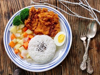 18、猪排饭,最后西兰花焯水，鸡蛋煮熟切一半，装盘就可以了