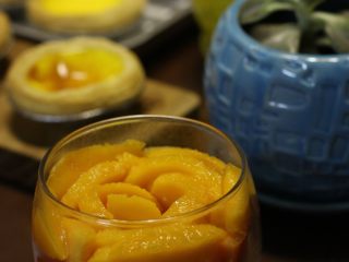 4、葡式蛋挞,蛋黄加入混合液中，使用打蛋器打匀，得到有泡泡蛋挞液，使用筛子过滤。