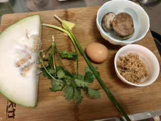 1、冬瓜鸡蛋汤,食材合照：冬瓜一块约300g，鸡蛋一颗，虾皮一小把，鲜香菇三个，小葱两根，姜一小块，香菜一颗