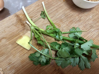 2、冬瓜鸡蛋汤,小葱香菜洗净，姜搓洗干净