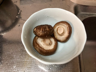 3、冬瓜鸡蛋汤,香菇搓洗干净