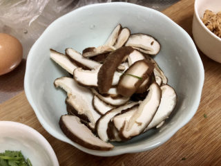 6、冬瓜鸡蛋汤,香菇切薄片