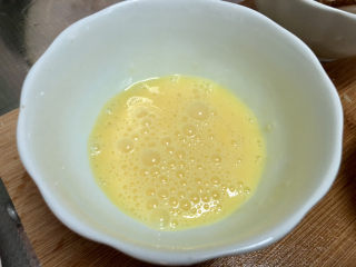 8、冬瓜鸡蛋汤,鸡蛋打散