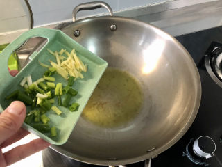 10、冬瓜鸡蛋汤,热锅冷油，小火，加入姜丝葱段煸香