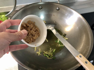 11、冬瓜鸡蛋汤,加入虾皮煸炒半分钟