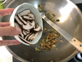 12、冬瓜鸡蛋汤,加入香菇，翻炒半分钟