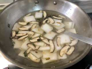 14、冬瓜鸡蛋汤,加入适量热水，煮开