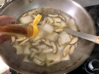 15、冬瓜鸡蛋汤,加入一茶匙太太乐鸡汁，