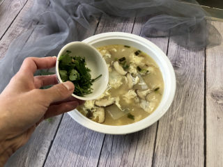 19、冬瓜鸡蛋汤,撒上少许香菜碎，即可上桌享用