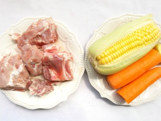 1、简单好喝的筒子骨玉米汤,准备食材:筒骨1根,玉米 1根,胡萝卜1根,姜3片,料酒适量。