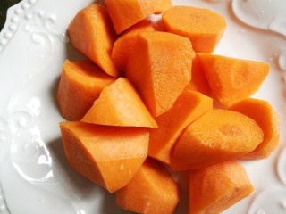 3、简单好喝的筒子骨玉米汤,胡萝卜切滚刀块。