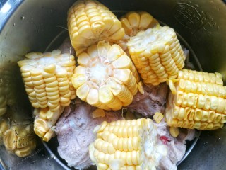 8、简单好喝的筒子骨玉米汤,加入玉米,