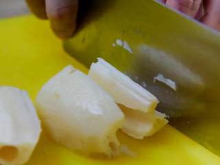 3、天气转凉，煲一锅莲藕排骨汤暖暖胃吧,莲藕去皮切成块。